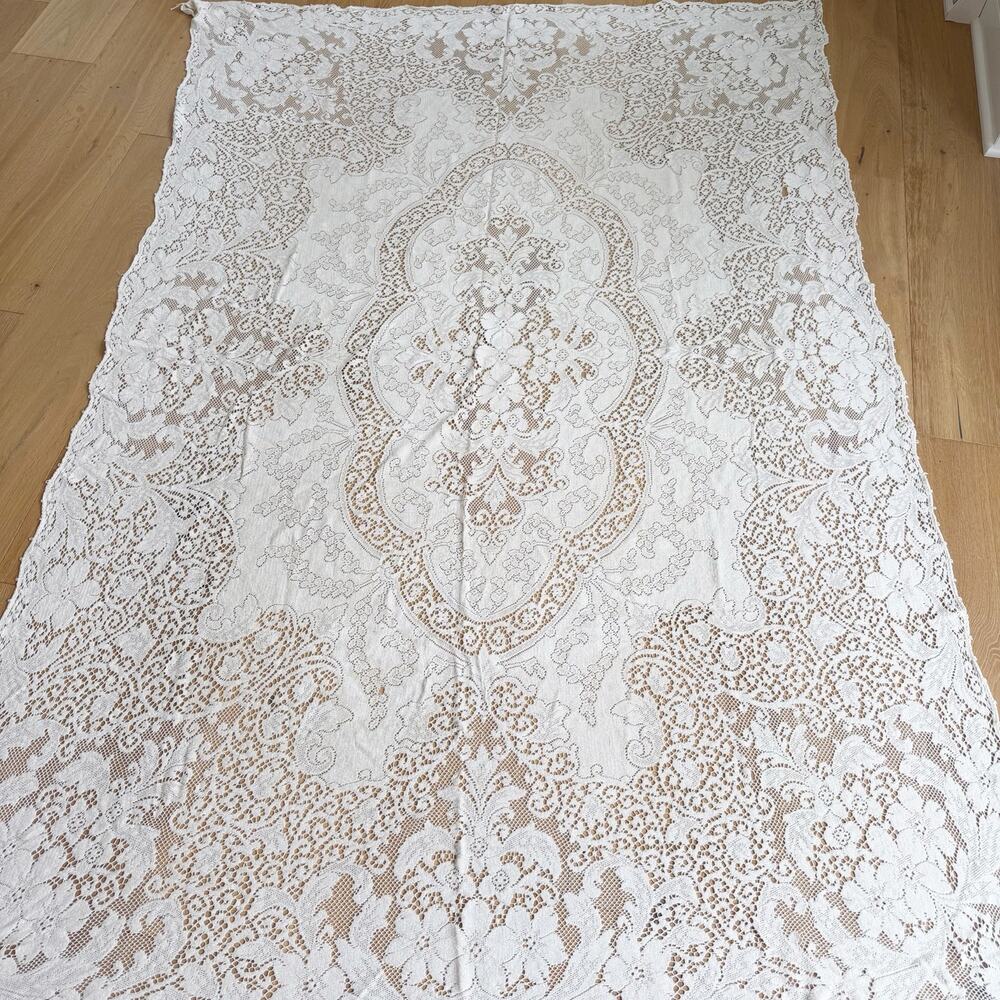 Vintage White Lace Floral Medallion Scalloped Tablecloth Cottage Farmhouse 52x72